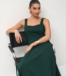Vestido Evasê Midi em Viscose com Decote Quadrado e Recortes