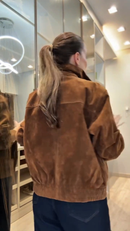 Jaqueta Oversized em Couro com Gola Alta e Barra Ajustada